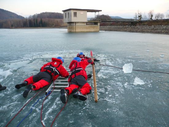 Kopřivnická jednotka dobrovolných hasičů využila zamrzlé hladiny přehrady k nácviku záchrany tonoucích.
FOTO: TOMÁŠ BARTOŇ