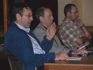 Starosta Jan Socha spolu s místostarostou Oldřichem Škrabalem byli na setkání s veřejností pod palbou dotazů, připomínek a mnohdy nesouhlasných projevů občanů.
FOTO: ILONA MAZALOVÁ