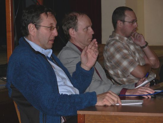 Starosta Jan Socha spolu s místostarostou Oldřichem Škrabalem byli na setkání s veřejností pod palbou dotazů, připomínek a mnohdy nesouhlasných projevů občanů.
FOTO: ILONA MAZALOVÁ