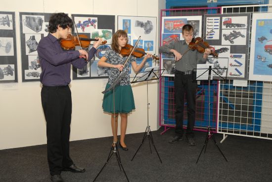 Trio hudebníků ze ZUŠ Z. Buriana zahajuje výstavu, kterou se v Technickém muzeu prezentují studenti zdejší střední školy.
FOTO: DAVID MACHÁČEK