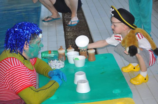 Takto hledal při Vodnickém karnevalu míček, který pod kelímky ukrýval respekt budící vodník, malý pirát. Zdařilá akce se konala v sobotu 3. března na místním krytém bazéně.  
FOTO: JANA FEILHAUEROVÁ