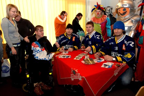 Žáci ze ZŠ Motýlek strávili den s hokejisty HC Vítkovice Steel. Jedním z bodů programu byla také autogramiáda.
FOTO: ALEŠ KRECL