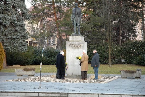 Výročí Masarykova narození připomněla krátká slavnost u jeho pomníku. Více se jeho jméno bude skloňovat už zhruba za měsíc na setkání v kulturním domě.
FOTO: DAVID MACHÁČEK