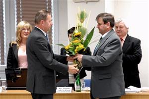 Místostarosta Miroslav Kopečný (vlevo) děkuje odcházejícímu tajemníkovi městského úřadu Josefu Jiříkovi za práci, kterou pro město v uplynulých takřka 20 letech vykonal.               
FOTO: DAVID MACHÁČEK