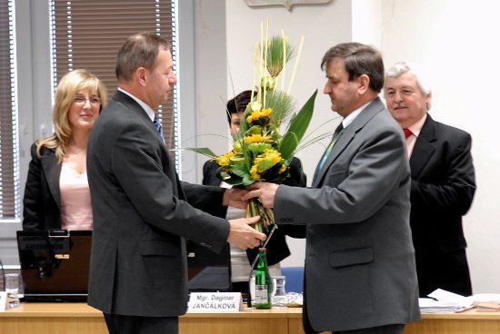 Místostarosta Miroslav Kopečný (vlevo) děkuje odcházejícímu tajemníkovi městského úřadu Josefu Jiříkovi za práci, kterou pro město v uplynulých takřka 20 letech vykonal.               
FOTO: DAVID MACHÁČEK
