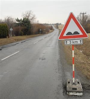 Kdy se začne s opravou silnice na Nový Jičín, se zatím neví. Řidiči při jízdě kličkují, aby se vyhnuli dírám v komunikaci. 
FOTO: DAVID MACHÁČEK