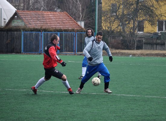 Fotbalový tým Kopřivnice čeká na úvod I. B třídy nelehký zápas se čtvrtými Jakubčovicemi. Snad se mu herně povede alespoň jako příprava s Veřovicemi (na snímku).
FOTO: JANA FEILHAUEROVÁ