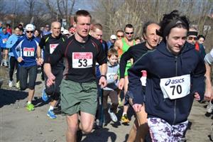 Běžci si letos při závodě Mořkovský zajíc užívali nádherného jarního počasí, které ostře kontrastovalo s loňským sněhovým překvapením.
FOTO: JIŘÍ HARAŠTA