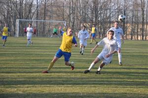 Kopřivnický útočník Jan Špaček (vlevo) se postaral o druhý gól svého týmu. I díky němu si Kopřivnice v zápase s Jakubčovicemi připsala cenné vítězství 2:1.
FOTO: JANA FEILHAUEROVÁ