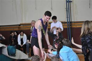 Takto se Jaroslav Bába ve společnosti dětí v loňském roce radoval z výkonu 221 cm, kterým vytvořil nový rekord Kopřivnické laťky.
FOTO: JANA FEILHAUEROVÁ