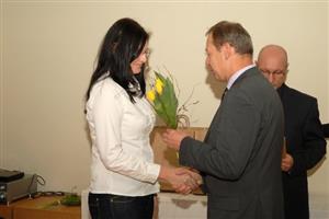 Květinou, drobným dárkem a poděkováním ocenil místostarosta Miroslav Kopečný práci jednadvaceti vybraných pedagogických pracovníků působících v Kopřivnici.
FOTO: DAVID MACHÁČEK