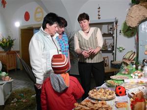 Nataša Velartová ochotně prováděla zájemce velikonoční výstavou v Kateřinicích. Na snímku ukazuje první kraslici svého syna, kterou opatruje přes třicet let.
FOTO: ILONA MAZALOVÁ