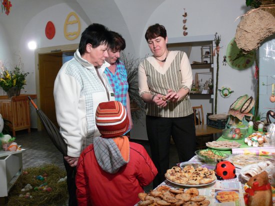 Nataša Velartová ochotně prováděla zájemce velikonoční výstavou v Kateřinicích. Na snímku ukazuje první kraslici svého syna, kterou opatruje přes třicet let.
FOTO: ILONA MAZALOVÁ