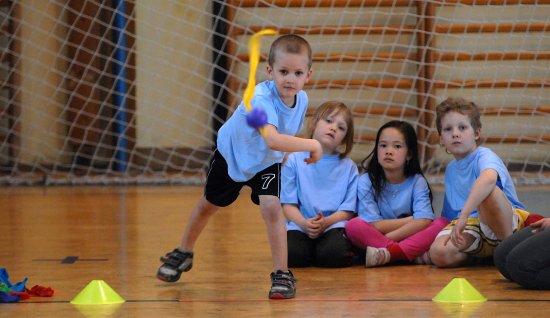 Jednou z disciplín Minivíceboje mateřských škol byl hod míčkem. Házelo se speciálními míčky se stuhami, které dětem umožňují lépe sledovat dráhu pohybu.
FOTO: DAVID MACHÁČEK