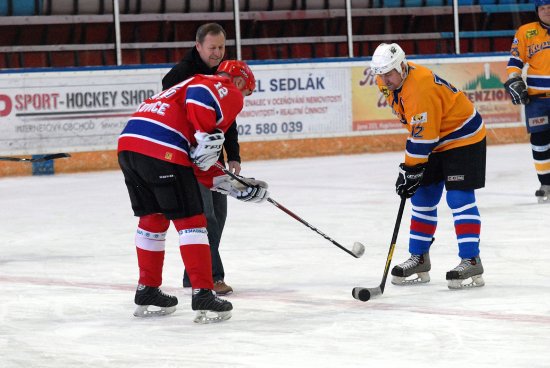 O vhazování slavnostního buly se při zápase starých gard Kopřivnice a Vítkovic postaral kopřivnický místostarosta Miroslav Kopečný.
FOTO: DAVID MACHÁČEK