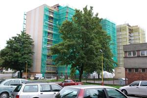 Vloni byly v rámci programu IPRM na sídlišti Jih regenerovány bytové domy ve vlastnictví města. Letos je v této lokalitě na řadě veřejné prostranství.
FOTO: DANA HOĎÁKOVÁ