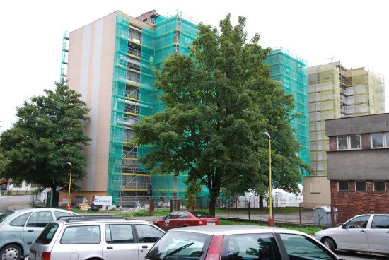 Vloni byly v rámci programu IPRM na sídlišti Jih regenerovány bytové domy ve vlastnictví města. Letos je v této lokalitě na řadě veřejné prostranství.
FOTO: DANA HOĎÁKOVÁ