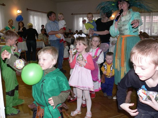 Pro klokočovské děti byla na maškarním plese připravena spousta her. Nejvíc je zaujal hod balonkem do otvoru poté, když prázdný prostor vyplnila hlava pořadatele.
FOTO: ILONA MAZALOVÁ
