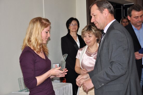 Plavkyně Eva Moudrá přebrala v úterý 4. dubna z rukou místostarosty města Kopřivnice Miroslava Kopečného ocenění za své sportovní úspěchy v roce 2011.
FOTO: JANA FEILHAUEROVÁ