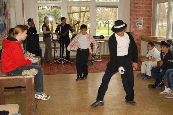 Na oslavách Dne Romů v Klubu Kamarád nechybělo nic, co k podobným oslavám patří. Hudba, tanec i ochutnávky specialit romské kuchyně.
FOTO: DAVID MACHÁČEK