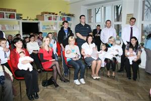 Po půlroční pauze proběhlo o uplynulém víkendu v lubinské základní škole tradiční vítání občánků této místní části. Přivítáno bylo devět dětí.
FOTO: FOTOATELIÉR KDK