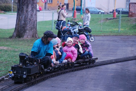 Součástí oslav Dne Země byla také parní miniželeznice, jejíž provoz v parku E. Beneše si užívaly především děti. Oslavy ale nabízely také řadu dalších atrakcí i možností poučení o životním prostředí.
FOTO: DANA HOĎÁKOVÁ