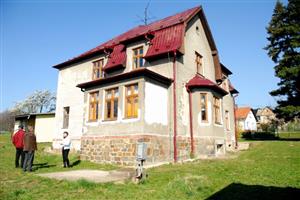 Zhruba pět set tisíc korun by měla stát nová fasáda hlavního objektu táborové základny DDM Kopřivnice na Kletné. Potřebné peníze shání ředitelka u sponzorů i města.
FOTO: DAVID MACHÁČEK