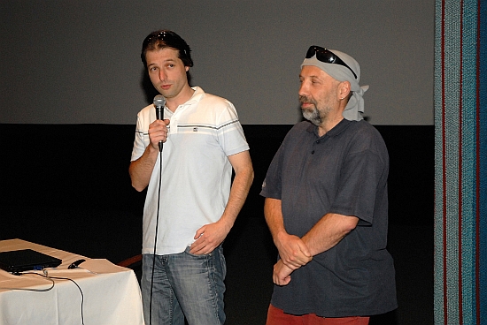 Autoři desetiminutového propagačního filmu Město automobilů - režisér Robert Nekl (vlevo) a kameraman Miroslav Hofman své dílko představují na premiéře v kině Puls.
FOTO: DAVID MACHÁČEK