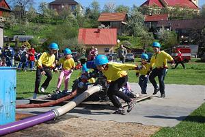 S velkým nadšením a také s přáním umístit se co nejlépe nastupovali na start nejmenší hasiči v pohárové soutěži. Družstvo z Hájova (na snímku) obsadilo ve své kategorii třetí místo.  FOTO: DANA HOĎÁKOVÁ