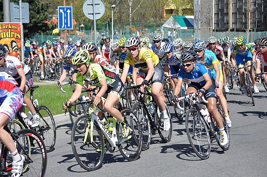 Peleton 124 cyklistek závodu Gracia ve čtvrtek odpoledne ještě víc zkomplikoval dopravu v Kopřivnici. Ta zhruba na hodinu zcela zkolabovala.
FOTO: JANA FEILHAUEROVÁ