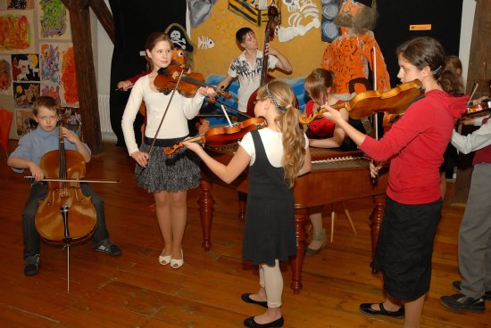 Mladá cimbálová muzika ZUŠ Zdeňka Buriana zahajovala v pátek výstavu výtvarné soutěže Svět dobrodružství a fantazie v Muzeu Fojtství.
FOTO: DAVID MACHÁČEK