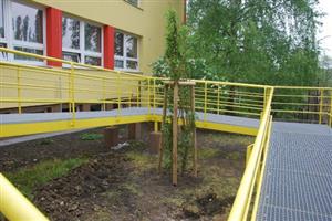 Vloni prošla Mateřská škola na ulici Krátké stavební rekonstrukcí a letos je u ní prováděna nová výsadba. V minulém týdnu byly vysázeny stromy a v tomto trvalky, trávy a keře. 
FOTO: DANA HOĎÁKOVÁ