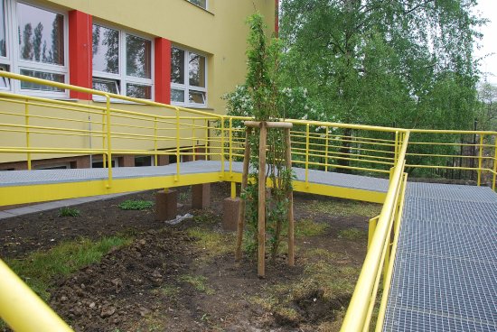 Vloni prošla Mateřská škola na ulici Krátké stavební rekonstrukcí a letos je u ní prováděna nová výsadba. V minulém týdnu byly vysázeny stromy a v tomto trvalky, trávy a keře. 
FOTO: DANA HOĎÁKOVÁ