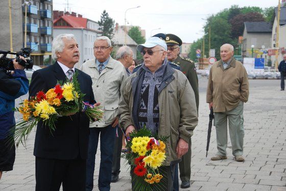 Kopřivnice se připojila k městům, která vzpomínala na oběti 2. světové války. Pietní akt na oslavu dne vítězství proběhl tradičně u památníku před školou na náměstí.
FOTO: DANA HOĎÁKOVÁ