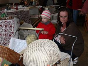 Tradiční výstava k Svátku matek přilákala hodně zájemců. Historické kočárky a panenky přitáhly pozornost dětí i těch dříve narozených, kteří si s podobnými hračkami hráli. 
FOTO: ILONA MAZALOVÁ