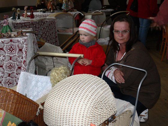 Tradiční výstava k Svátku matek přilákala hodně zájemců. Historické kočárky a panenky přitáhly pozornost dětí i těch dříve narozených, kteří si s podobnými hračkami hráli. 
FOTO: ILONA MAZALOVÁ