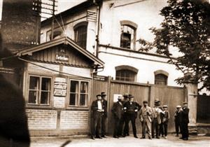 Sto let starý snímek zachycuje stávkující dělníky hlídkující před vchodem do kopřivnické továrny.
FOTO: ARCHIV MUZEA FOJTSTVÍ