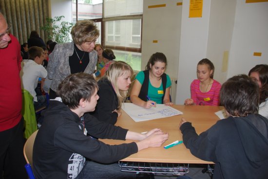 Zástupci kopřivnických škol se zamýšleli nejen nad tím, co se ve městě změnilo, ale hlavně nad tím, co by se z jejich pohledu mělo řešit.
FOTO: DANA HOĎÁKOVÁ
