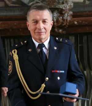 Jaroslav Novotný převzal ocenění za 3. místo velitele roku 2011. Již 36 let pracuje jako profesionální hasič.
FOTO: GŘ HZS ČR