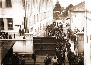 Část rodin stávkujících dělníků byla po několika měsících protestu nucena opustit svá obydlí v dělnické kolonii.
FOTO: ARCHIV MUZEA FOJTSTVÍ