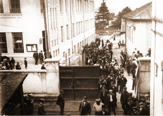Část rodin stávkujících dělníků byla po několika měsících protestu nucena opustit svá obydlí v dělnické kolonii.
FOTO: ARCHIV MUZEA FOJTSTVÍ