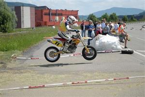 Soutěžní klání v sérii Supermotard Open Tour přilákalo v neděli na polygon zhruba tři tisíce diváků. Jezdci si náročnou trať pochvalovali.
FOTO: DAVID MACHÁČEK