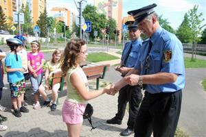 Žáci 4. tříd ZŠ Emila Zátopka, kteří zvládli teoretickou i praktickou zkoušku, přebírali minulý týden od strážníků průkaz cyklisty. 
FOTO: DANA HOĎÁKOVÁ