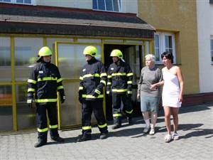 Při nucené evakuaci obyvatel vyváděli členové hasičských jednotek obyvatele před seniorcentrum, kde je předávali do péče ošetřujícího personálu. 
FOTO: ILONA MAZALOVÁ
