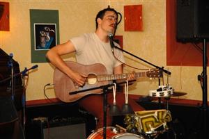 Daniel Benjamin jako jedna polovina dua Sea+Air hraje na koncertě v kopřivnické Mandale.
FOTO: DAVID MACHÁČEK