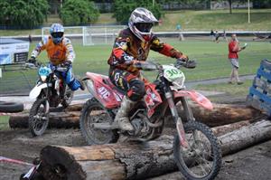 Na kopřivnickém enduru museli jezdci překonávat řadu rozličných překážek. Dominovaly mezi nimi různě vysoké klády.
FOTO: JANA FEILHAUEROVÁ