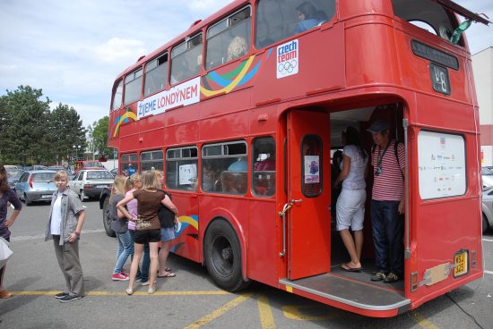 V rámci propagace blížící se olympiády navštívil Kopřivnici typický londýnský autobus. V jeho útrobách si Kopřivničané mohli vyzkoušet své znalosti z historie olympionismu a nebo nechat vzkaz českým sportovcům.
FOTO: DAVID MACHÁČEK