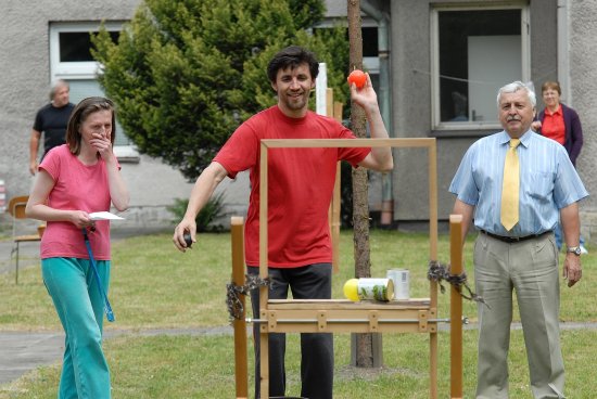 Poslední květnový den se v Denním stacionáři Kopretina nesl ve znamení zábavy. Na odpolední kácení máje se klienti sešli se svými rodinnými příslušníky. 
FOTO: DAVID MACHÁČEK