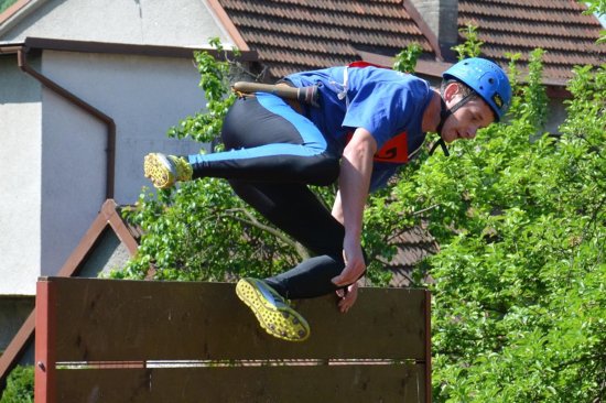Jednou ze soutěžních disciplín závodu hasičů byl i běh na sto metrů s překážkami.
FOTO: JIŘÍ KABUĎA