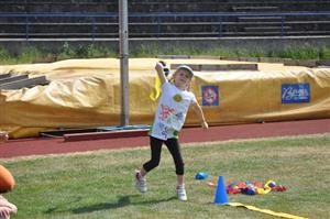 Jednou z disciplín v krajském přeboru přípravek, který hostily Otrokovice, byl i hod speciálním míčkem se stuhou.
FOTO: JANA FEILHAUEROVÁ